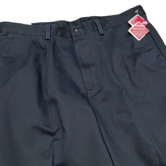 Dockers Classic Fit Pleated Khaki‎ Pants - Picture 3 of 8